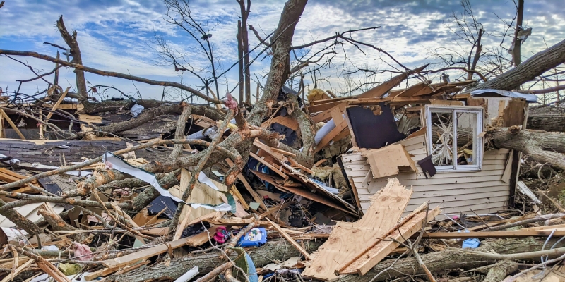 Что делать во время урагана, смерча или бури, чтобы не пострадать